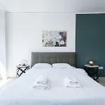Spacious Urban Retreat Central 2-Bedroom Haven For 8