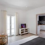 Beautiful Villa In Parikoia Near The Sea
