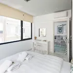 Innovative Majestic Corner Suite In Ladadika