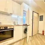 Amg 2 Cozy Renovated Apartment