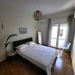 2 Bd Renovated Flat At Acropolis