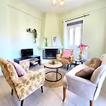 Cosy Lamprini Apt