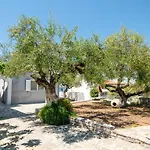 Pouletis Family Apartments - Akroyali Seaview Getaways