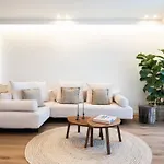 2-Bd Luxury Apt Sea View Balcony Near The Beach