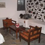Budget Accommodation At Semi-Basement Studio - Possidonia
