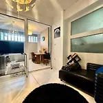 A Bright Art Studio House With Parking Near Oaka For A Short Stay