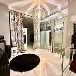 A Bright Art Studio House With Parking Near Oaka For A Short Stay