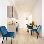 Stylish 2Br Apartment With Balcony Near Metro