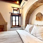 Ypatia Cozy Castle Suite Apartment With Loft