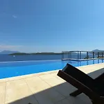 Luxurioese Ferienvilla Fuer 8 Personen