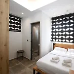 Emily In Athens - Central Design Awarded Flat Syntagma E3
