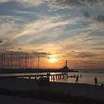 Seafront Family Apartment & Free Parking, The Cruiseflat