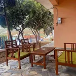 Πέτρινη Αυλή, Αρμενιστης Ικαρια