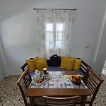 Maraki'S Little House Santorini