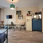 Cozy & Stylish Eastside Apt.