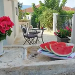 Nios Luxury House & Studio