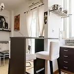 Cozy Renovated Flat With Balcony