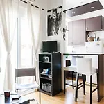 Cozy Renovated Flat With Balcony
