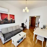 Spacious Apartment Next To The Park