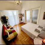 Spacious Apartment Next To The Park