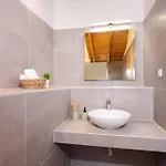 Kentrikon Rooms III & Mint House