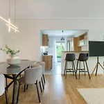 Light-Filled 3Br Flat In Marousi By Upstreet