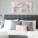 Bright Flat Near The Acropolis By Upstreet