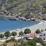 Akrotiri Hotel