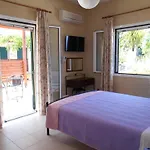 Zephyros Rooms And Apartments