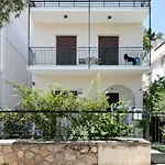 Kosta'S Cottage House
