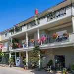 Lina Apartments