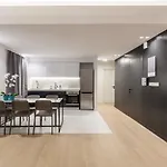 Trendy Thironos Apartment