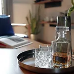 Tom'S Bachelor Pad
