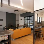 Tom'S Bachelor Pad