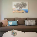 Chic And Minimal Apartment Close To Thissio Metro
