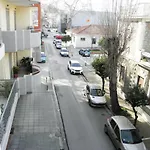 Cozy And Modern Apartment Centrally Located