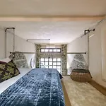 Akakia'S House