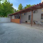 Lakers House To The Garden