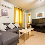 Downtown Urban Flat For 4 People In Plaka