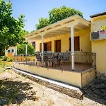 Lefkada Family Friendly House With Parking ,Yard