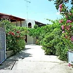 Aris Studios And Apartments