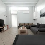 Spacious Apartment-600M From The Subway