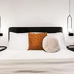 Black & White Studio Close To Lycabettus Hill By Upstreet