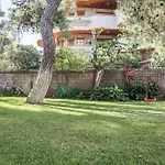 Sunny Apartment With 2 Bedrooms And Garden