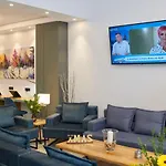 Meni Hotel & Apartments