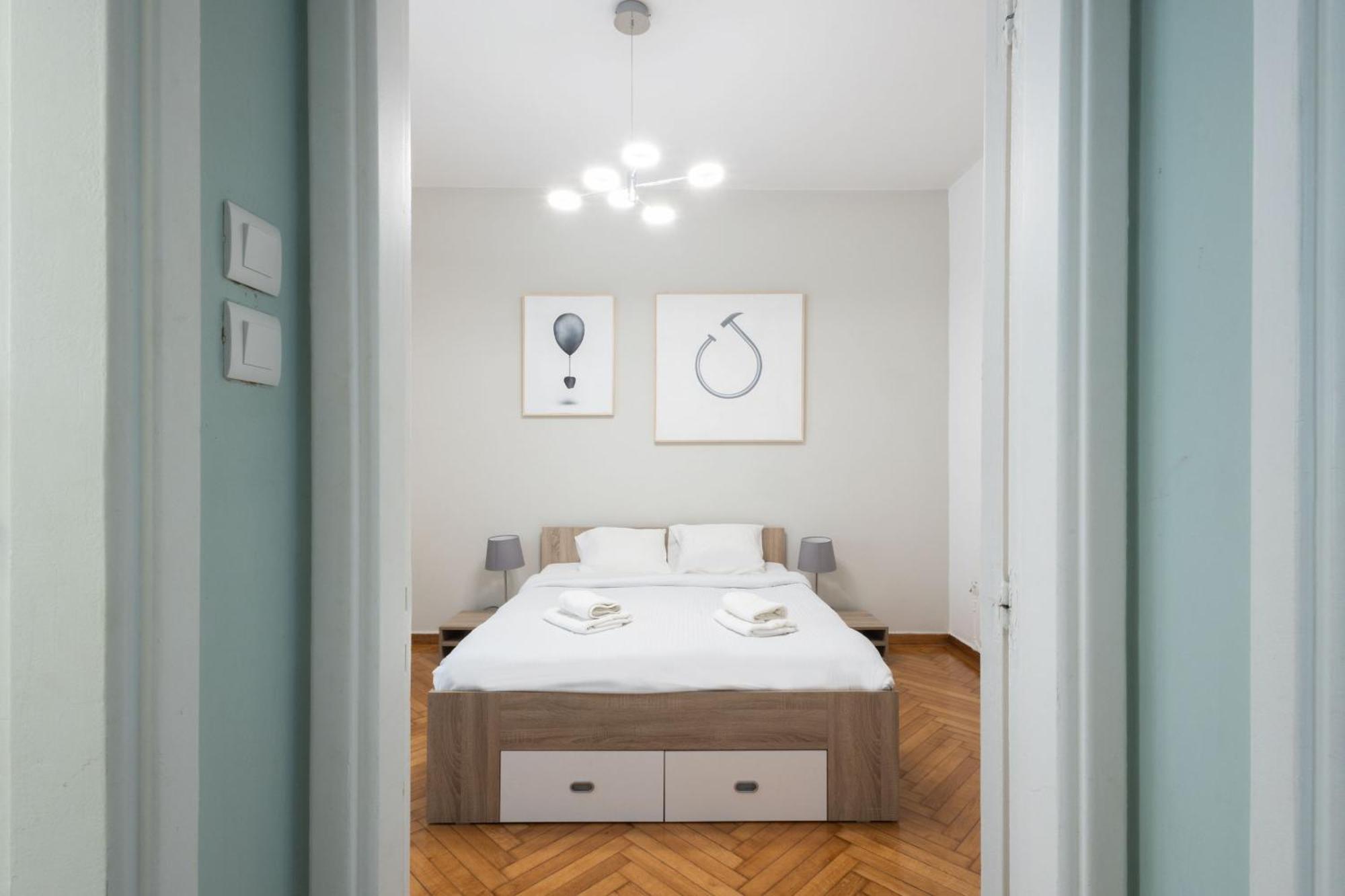 Cute And Central Apt For 3 *