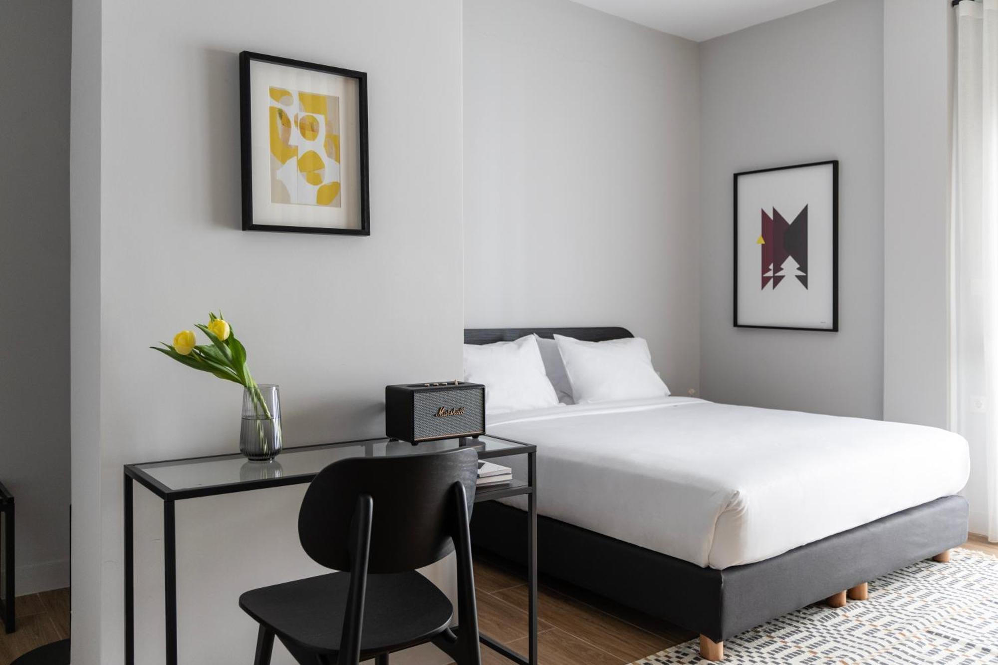 Elliot Petralona, Apartment Athens