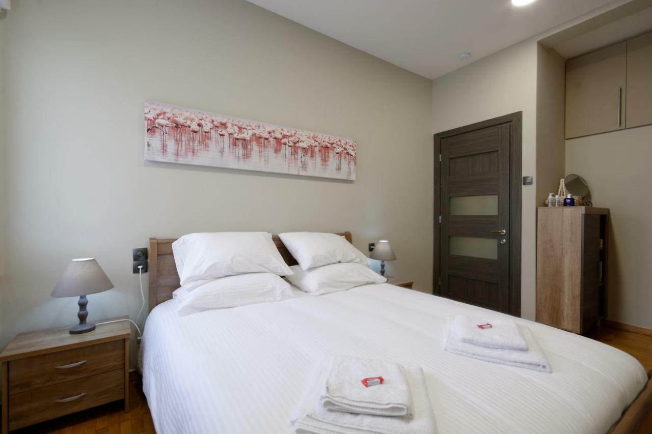 “zeus”, Stylish Luxury Business In The Heart Of Athens. *